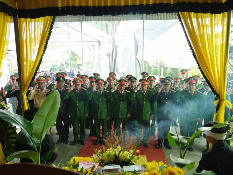 Truy tặng Huy hiệu Tuổi trẻ dũng cảm cho Đại u&yacute; Trần Trung Hiếu - Ảnh 2.