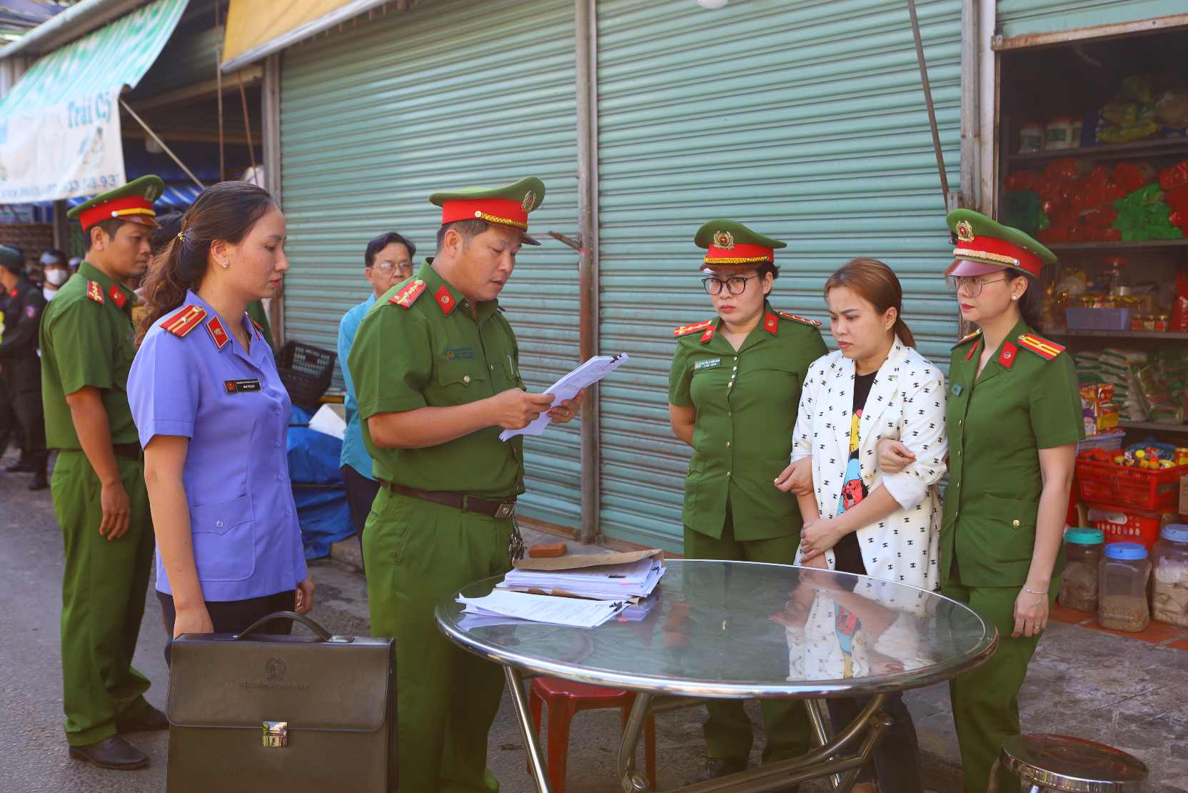 Công an bắt giam chủ hụi lừa đảo hàng chục tỉ đồng tại TP Phan Thiết - Ảnh 1.