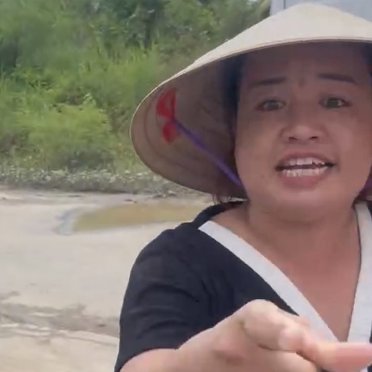TP HCM: Bắt nh&oacute;m chuy&ecirc;n chặn xe, thu tiền tr&aacute;i ph&eacute;p - Ảnh 3.