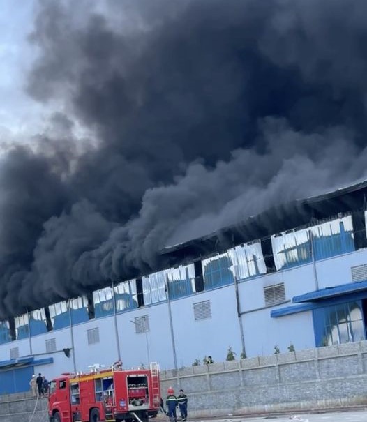 Cháy lớn ở khu công nghiệp, cột khói bốc cao hàng trăm mét