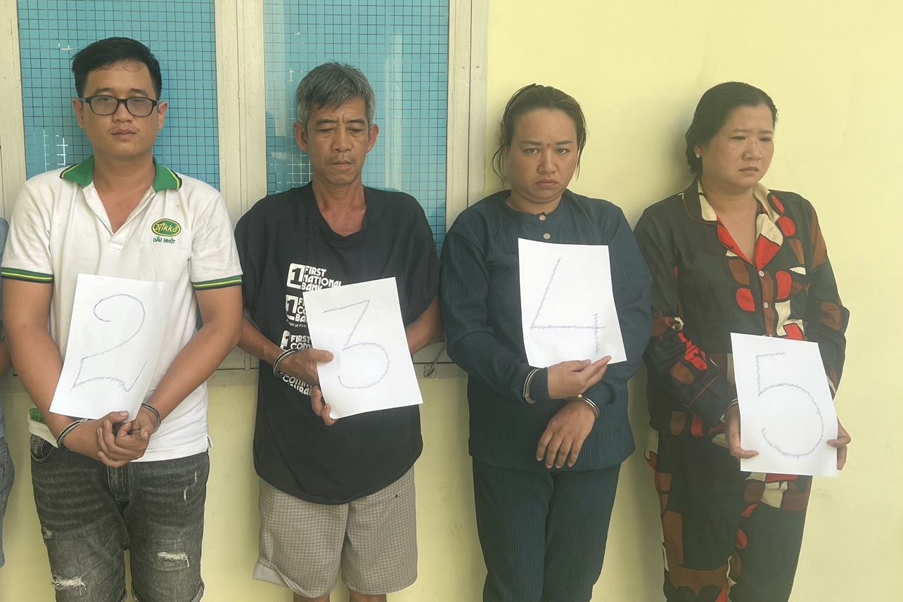 TP HCM: Bắt nh&oacute;m chuy&ecirc;n chặn xe, thu tiền tr&aacute;i ph&eacute;p - Ảnh 1.