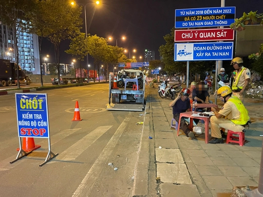 CSGT thổi cồn ở TP Thủ Đức: Giảng vi&ecirc;n n&oacute;i uống &iacute;t, tổng gi&aacute;m đốc khai dư &acirc;m - Ảnh 1.