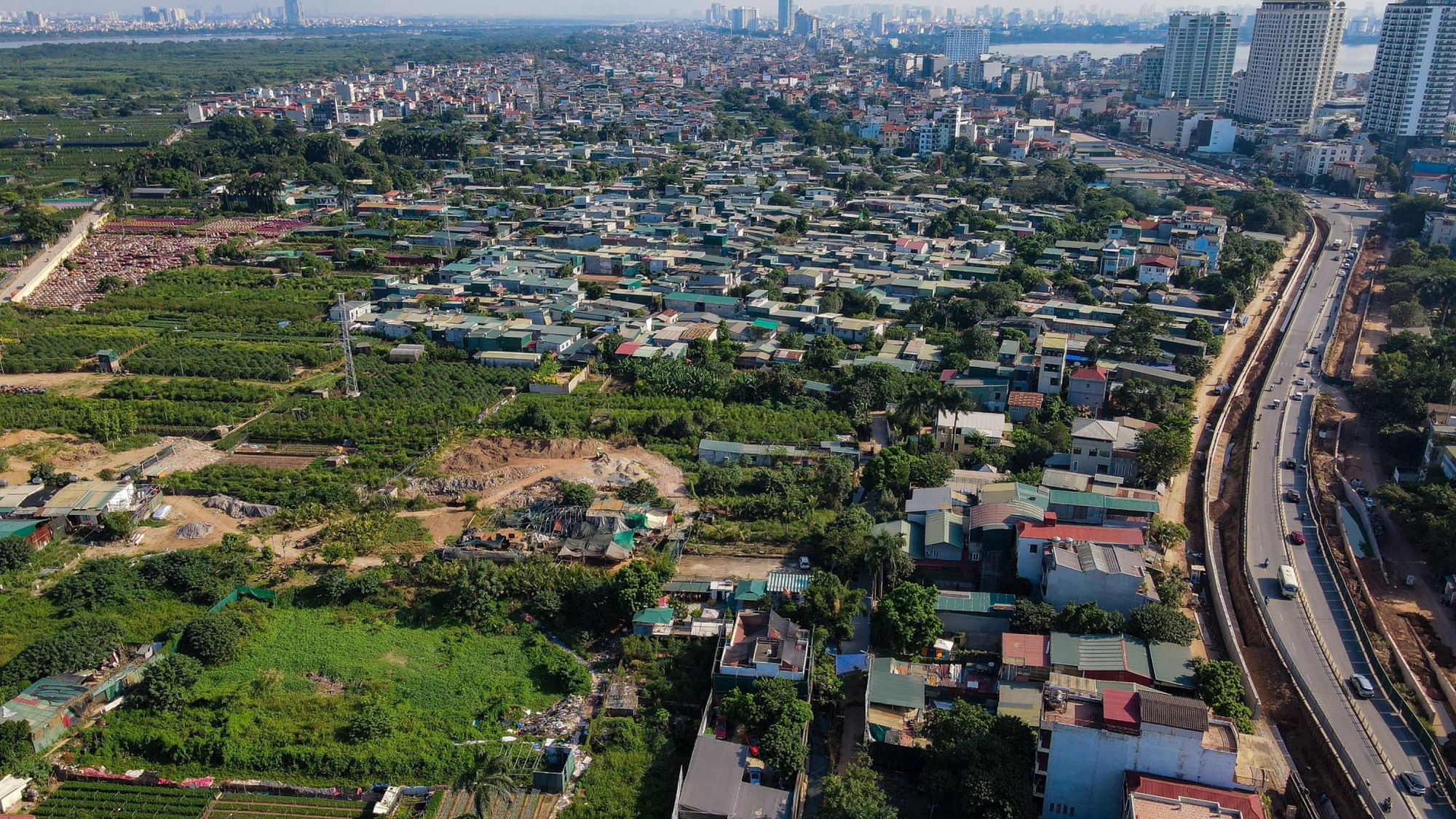 Hàng ngàn m2 đất nông nghiệp sát hồ Tây biến thành gara ôtô, nhà ở - Ảnh 1.