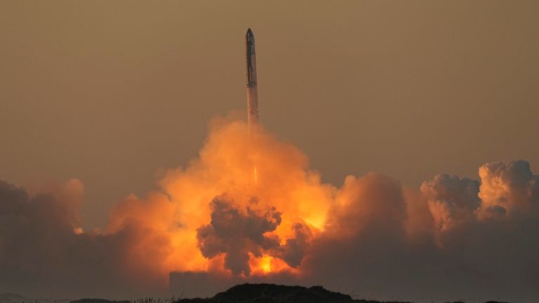 Vừa phóng 8 phút, tên lửa Starship quái vật của tỉ phú Elon Musk lành ít dữ nhiều - Ảnh 1.