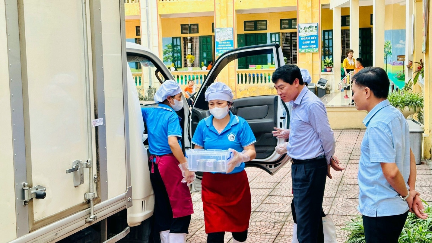 Kiểm tra an toàn thực phẩm bếp ăn trường học tại huyện Phúc Thọ