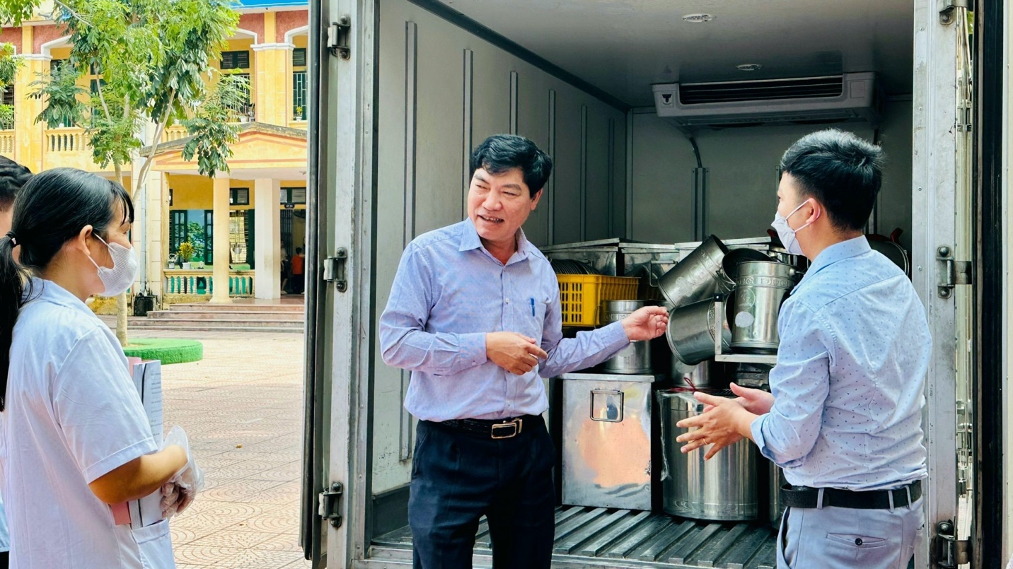 Kiểm tra an to&agrave;n thực phẩm bếp ăn trường học tại huyện Ph&uacute;c Thọ - Ảnh 2.