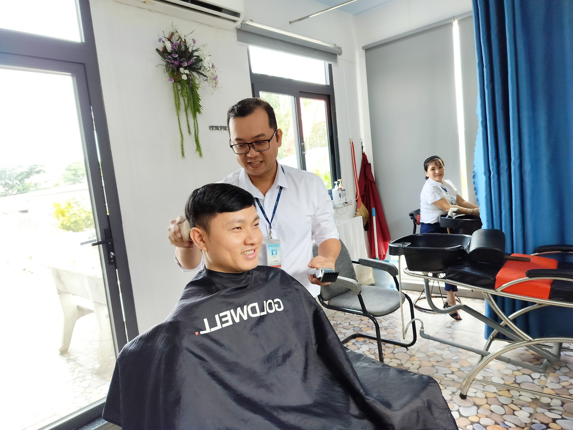 Một công ty mở spa làm đẹp miễn phí cho công nhân suốt 17 năm - Ảnh 2.
