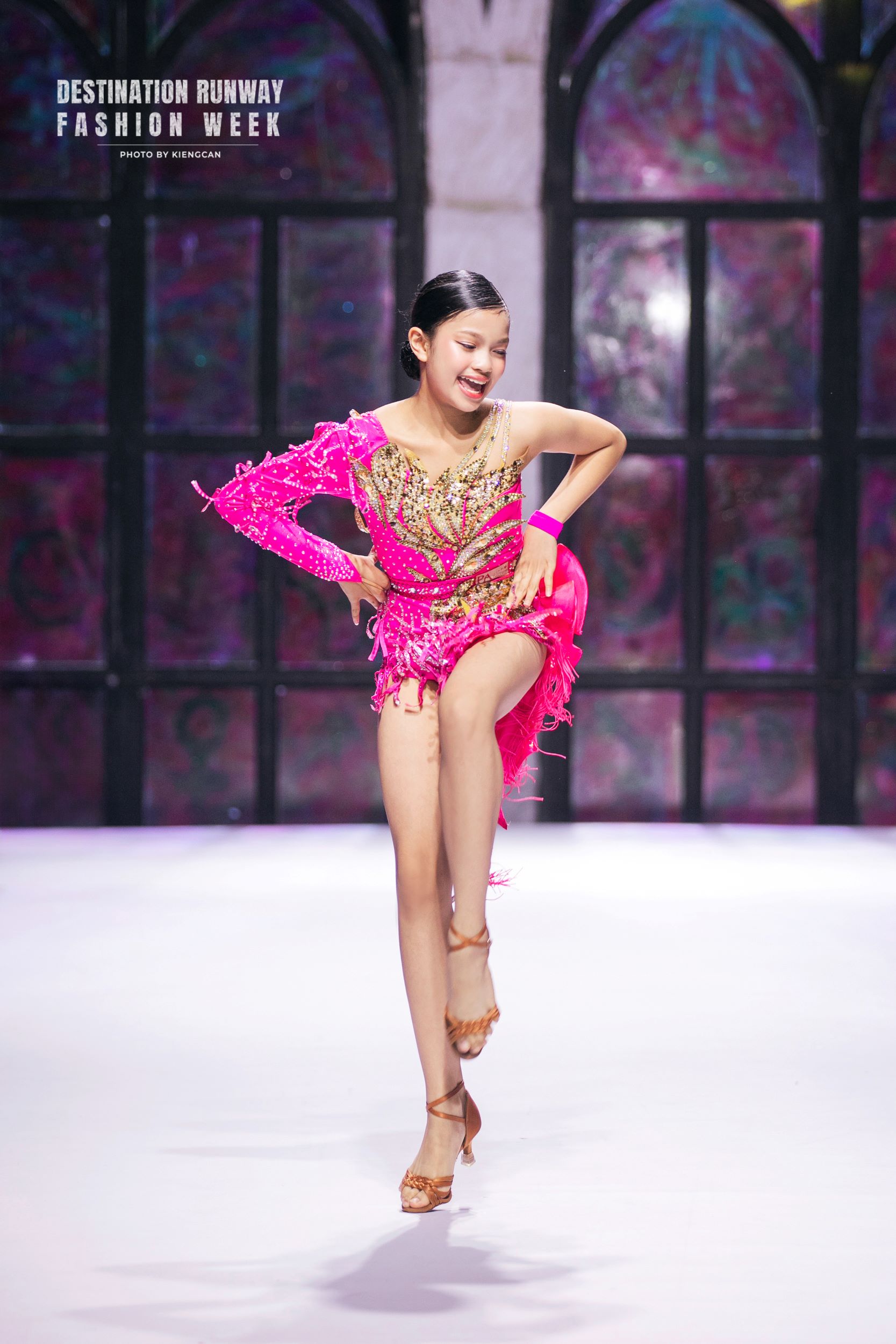 Mẫu nh&iacute; nhảy dancesport tr&ecirc;n s&agrave;n runway g&acirc;y sốt mạng x&atilde; hội - Ảnh 8.