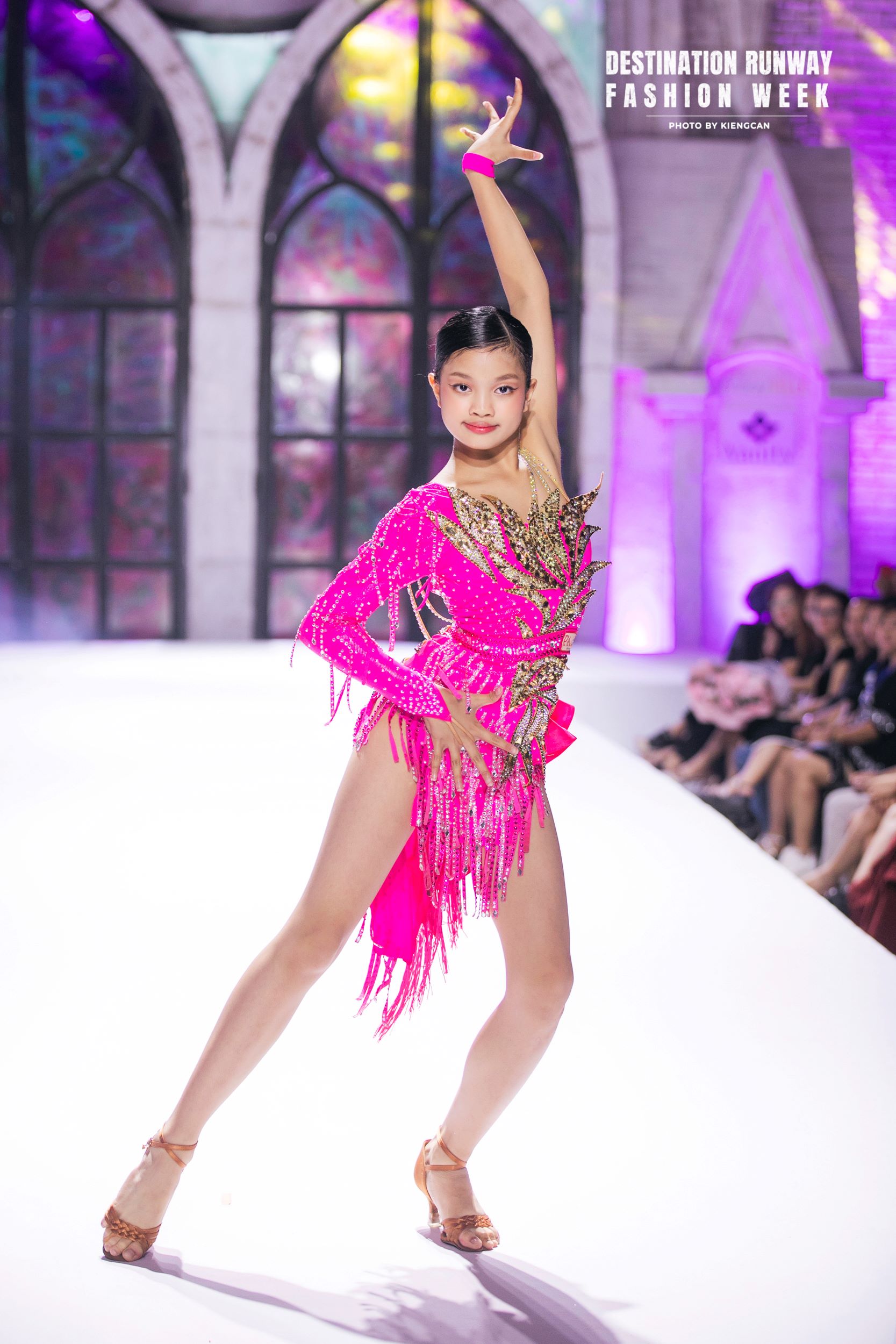 Mẫu nh&iacute; nhảy dancesport tr&ecirc;n s&agrave;n runway g&acirc;y sốt mạng x&atilde; hội - Ảnh 4.