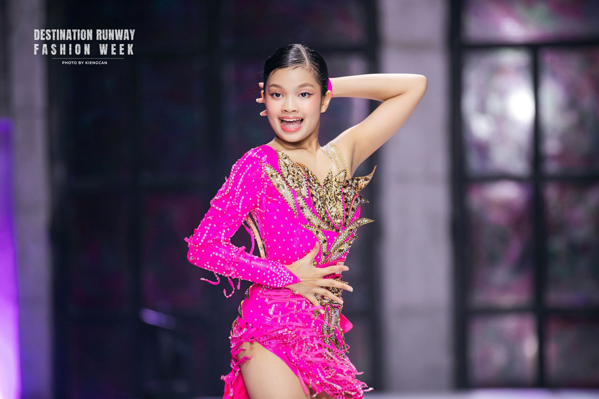 Mẫu nhí nhảy dancesport trên sàn runway gây sốt mạng xã hội