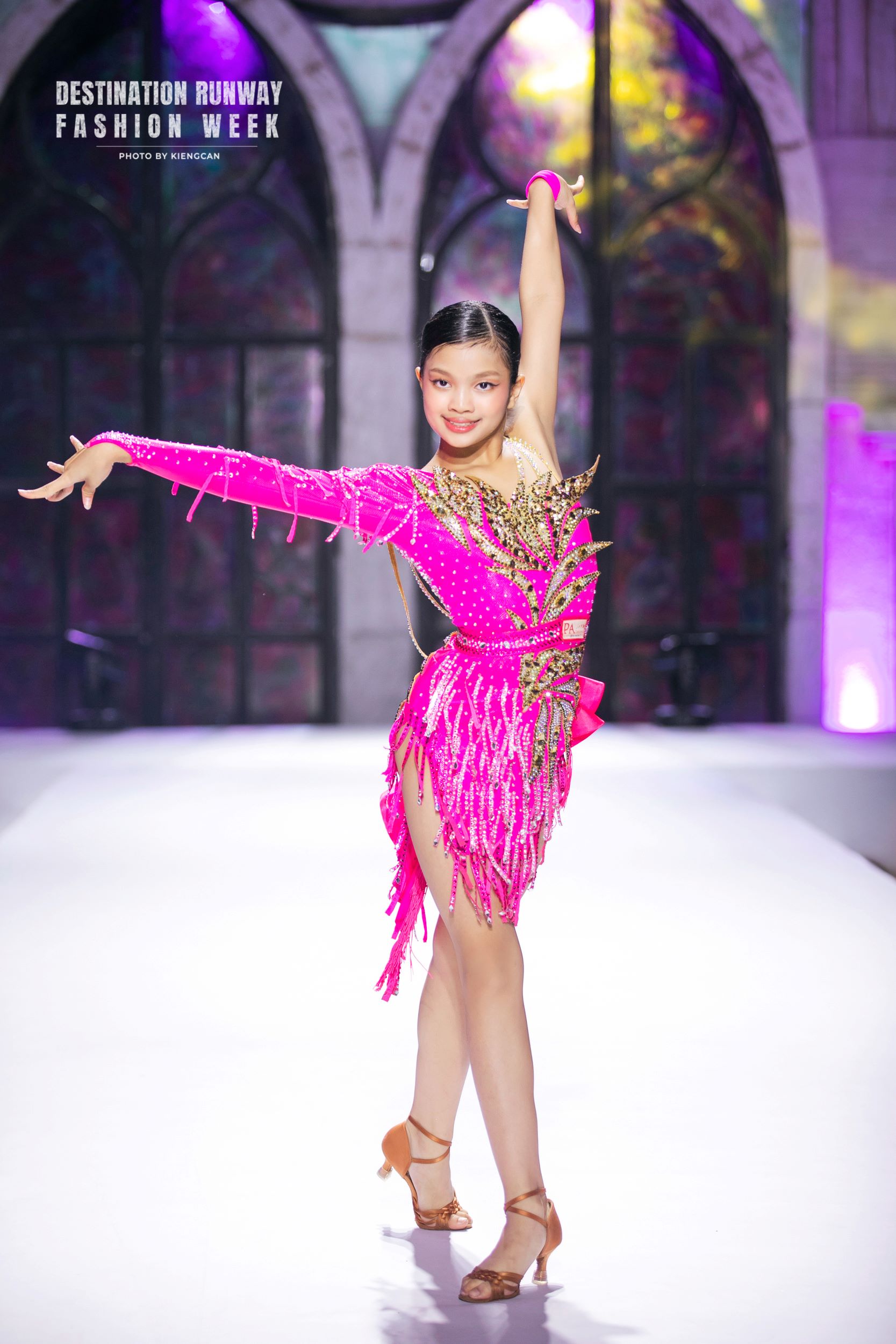 Mẫu nh&iacute; nhảy dancesport tr&ecirc;n s&agrave;n runway g&acirc;y sốt mạng x&atilde; hội - Ảnh 6.