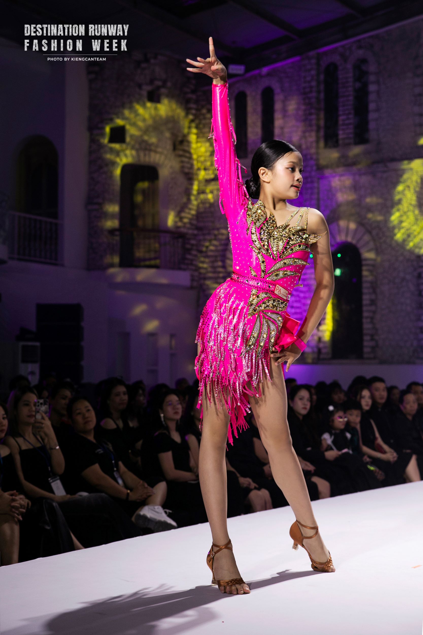 Mẫu nh&iacute; nhảy dancesport tr&ecirc;n s&agrave;n runway g&acirc;y sốt mạng x&atilde; hội - Ảnh 7.