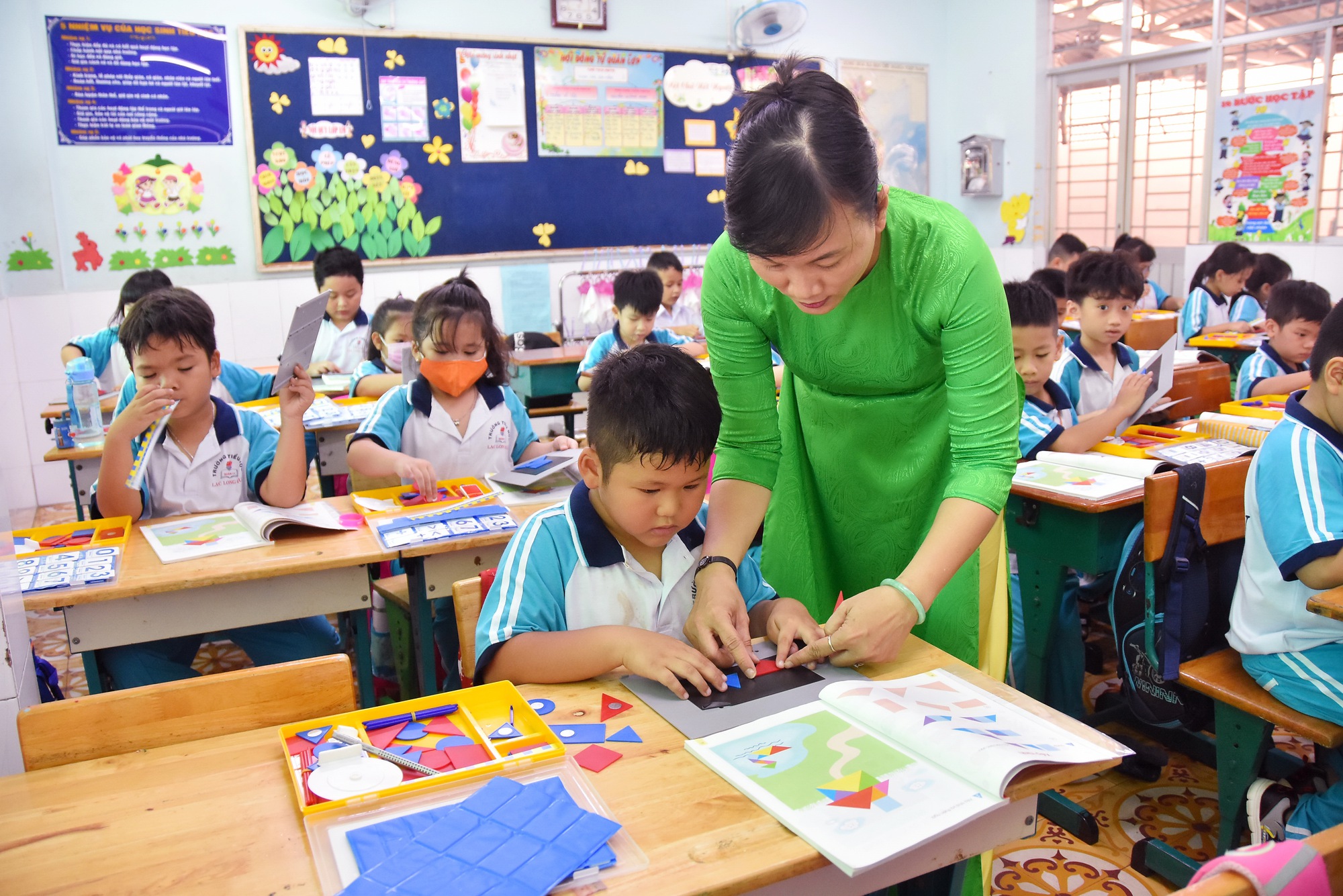 Tìm mọi cách tăng thu nhập cho giáo viên