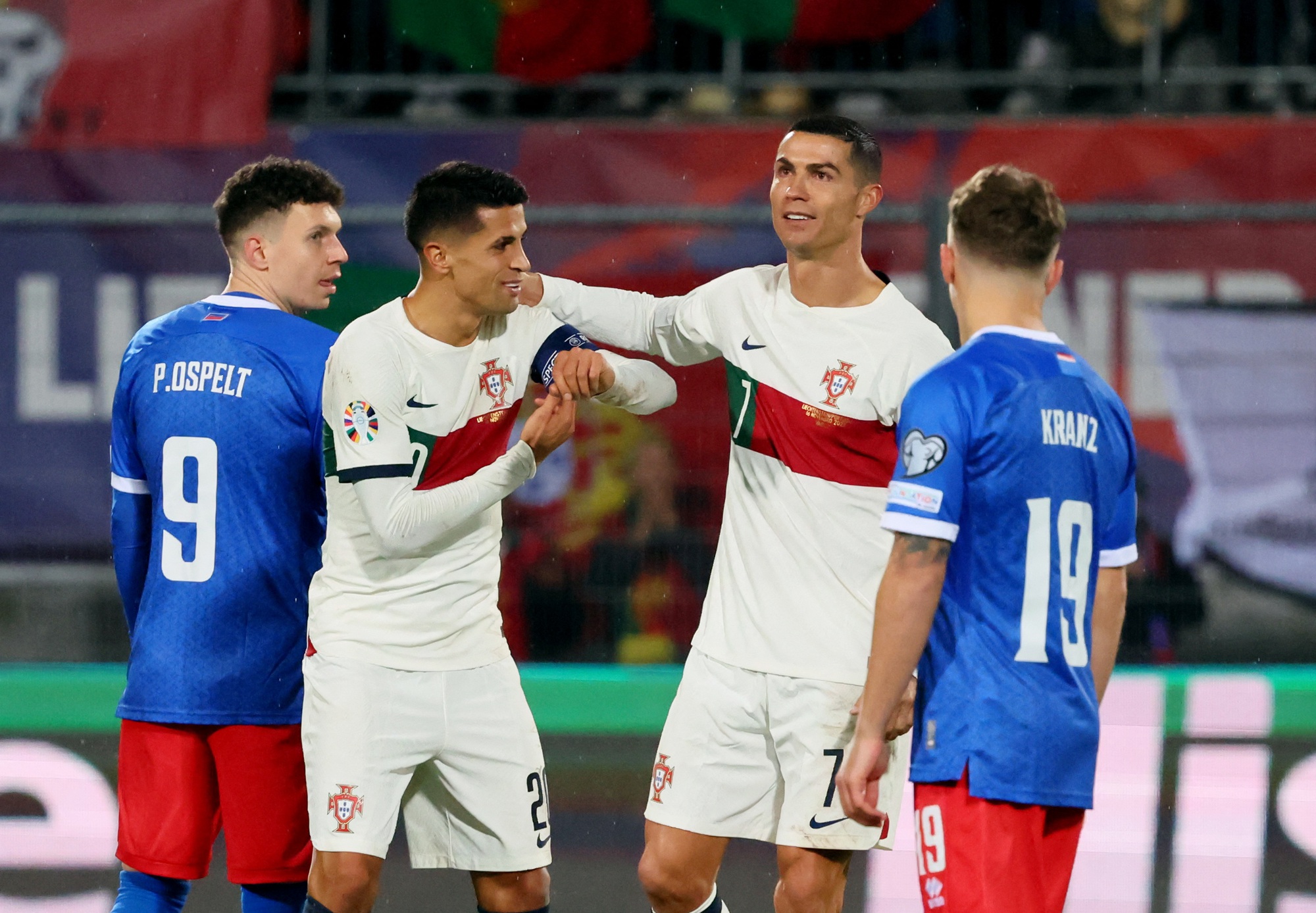 Vượt Ronaldo và Messi, Mbappe đạt 300 bàn cần ít thời gian hơn - Ảnh 2.