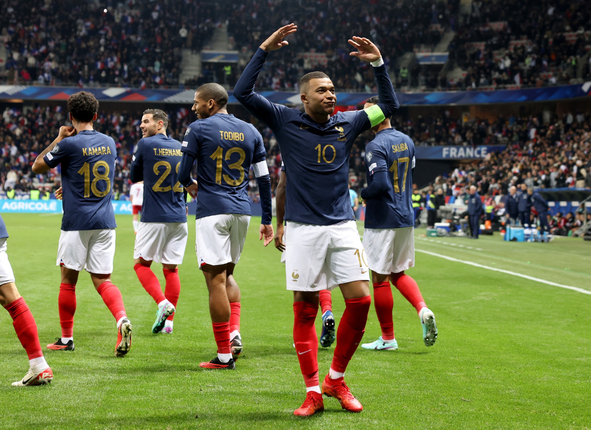 Vượt Ronaldo và Messi, Mbappe đạt 300 bàn cần ít thời gian hơn - Ảnh 1.