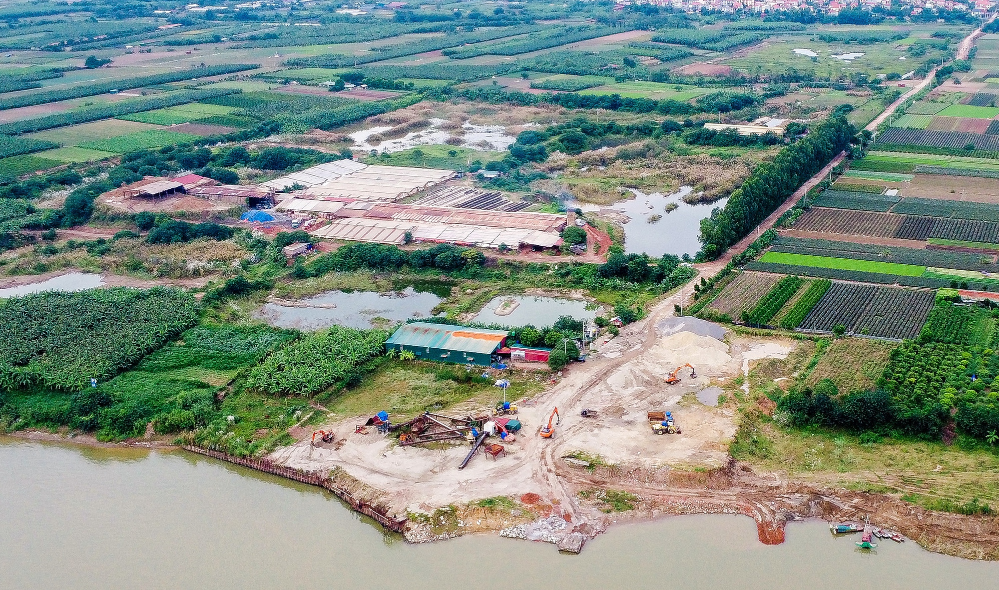 Hàng ngàn ha đất công biến thành bãi tập kết cát sỏi, nhà máy gạch