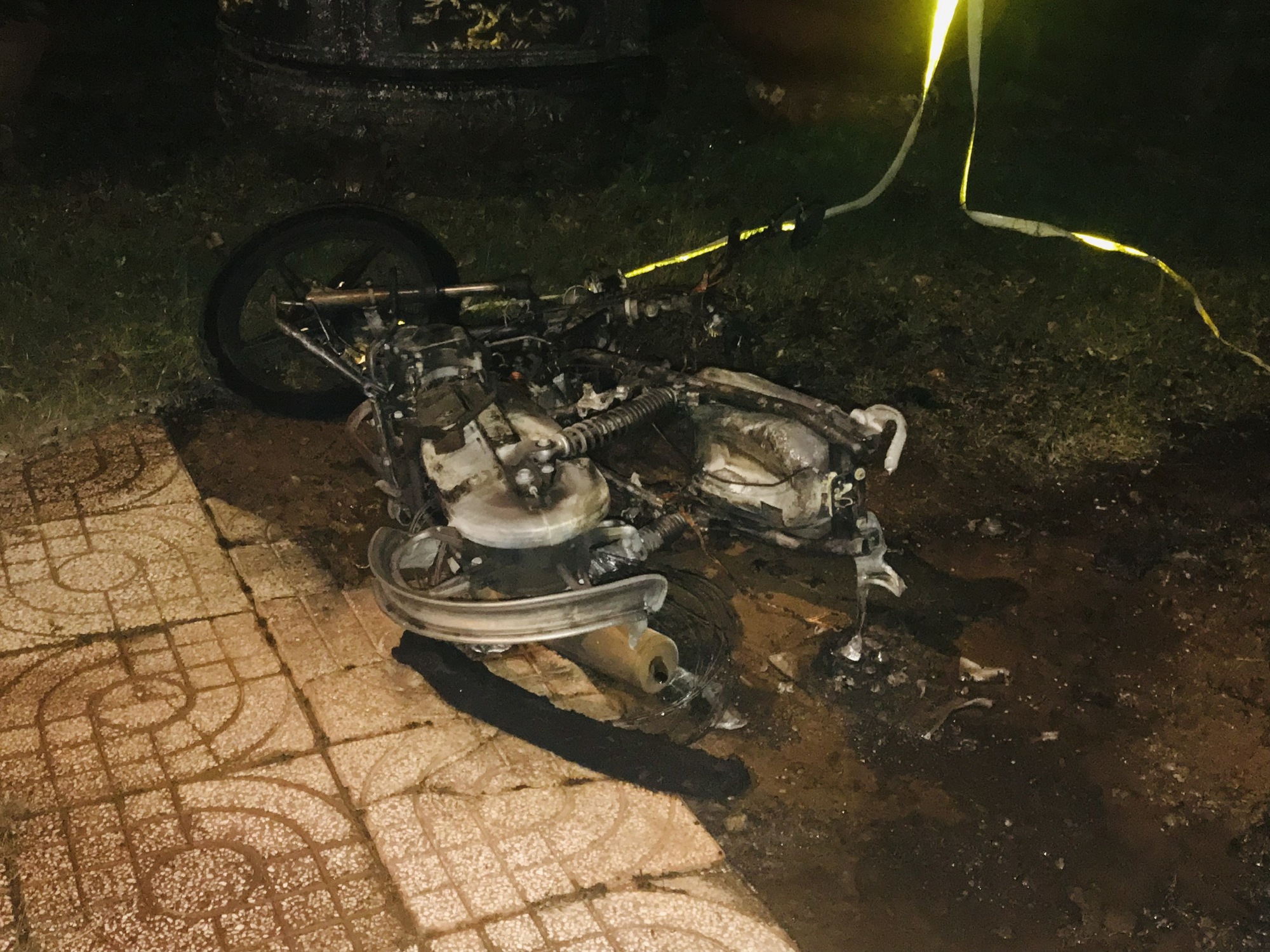 Sau khi bị kiểm tra nồng độ cồn, người chủ bật lửa đốt luôn xe - Ảnh 1.
