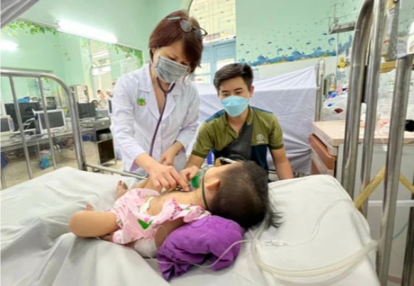Trẻ mắc bệnh h&ocirc; hấp tăng, c&aacute;c bệnh viện họp khẩn - Ảnh 1.