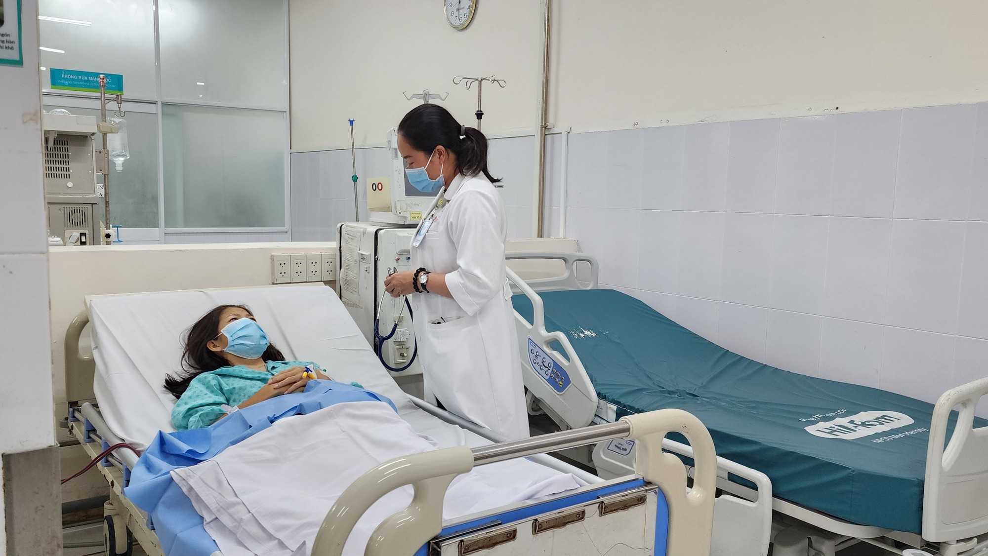 Nam thanh ni&ecirc;n bụng to như bầu 6 th&aacute;ng v&igrave; bỏ điều trị thận - Ảnh 3.