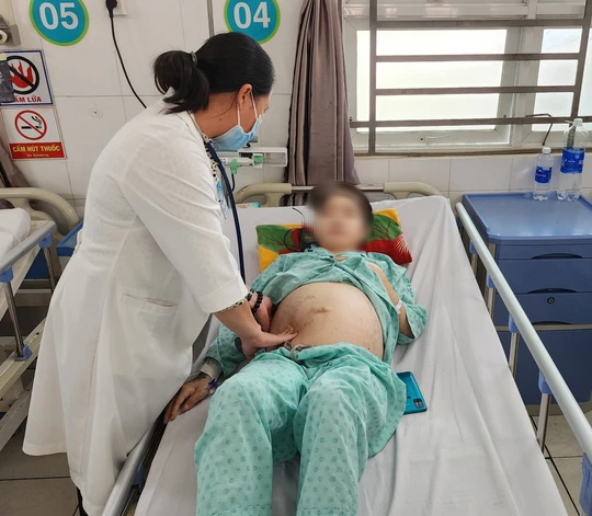 Nam thanh niên bụng to như bầu 6 tháng vì bỏ điều trị thận