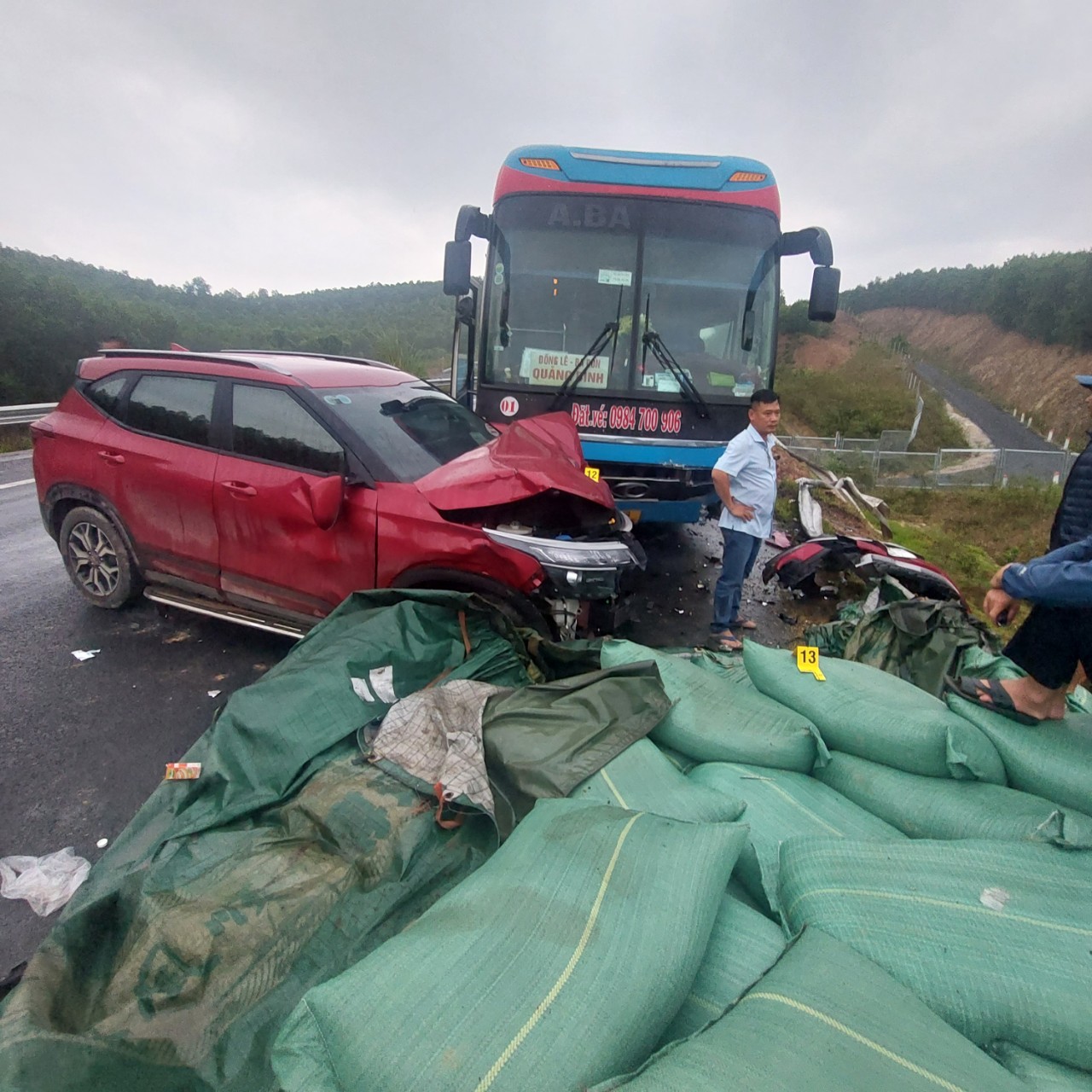 Tai nạn trên cao tốc Cam Lộ - La Sơn, 2 người bị thương, nhiều phương tiện hư hỏng
