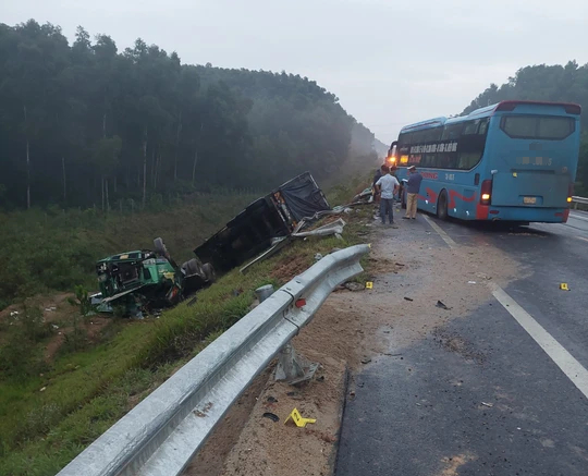Tai nạn tr&ecirc;n cao tốc Cam Lộ - La Sơn, 2 người bị thương, nhiều phương tiện hư hỏng - Ảnh 1.