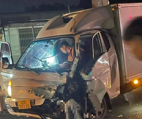 Đồng Nai: Xe m&aacute;y kẹp 4 đấu đầu &ocirc; t&ocirc; tải, 3 người chết - Ảnh 3.