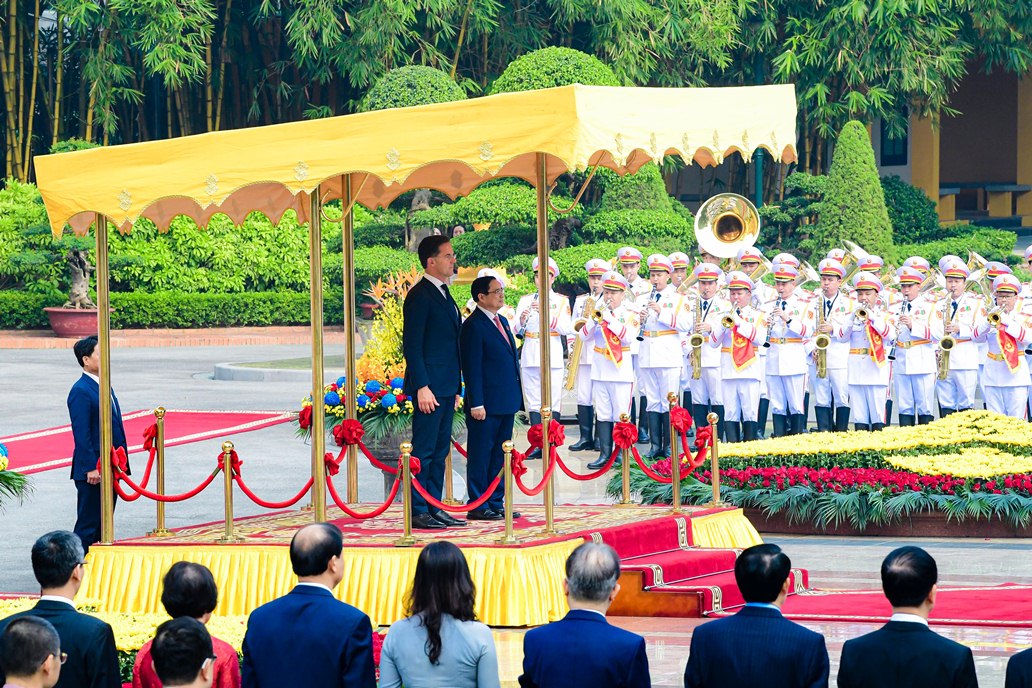 Cận cảnh Thủ tướng Phạm Minh Ch&iacute;nh đ&oacute;n Thủ tướng H&agrave; Lan - Ảnh 3.