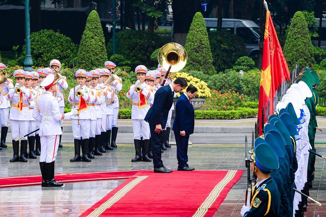 Cận cảnh Thủ tướng Phạm Minh Ch&iacute;nh đ&oacute;n Thủ tướng H&agrave; Lan - Ảnh 5.