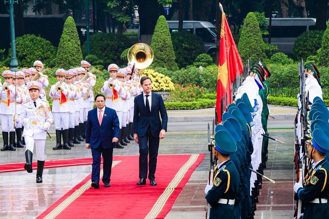 Cận cảnh Thủ tướng Phạm Minh Ch&iacute;nh đ&oacute;n Thủ tướng H&agrave; Lan - Ảnh 6.