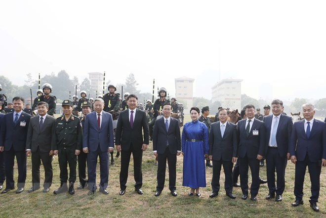Chủ tịch nước v&agrave; Tổng thống M&ocirc;ng Cổ xem Cảnh s&aacute;t Kỵ binh tr&igrave;nh diễn v&otilde; thuật tr&ecirc;n lưng ngựa - Ảnh 8.