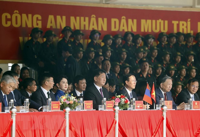 Chủ tịch nước v&agrave; Tổng thống M&ocirc;ng Cổ xem Cảnh s&aacute;t Kỵ binh tr&igrave;nh diễn v&otilde; thuật tr&ecirc;n lưng ngựa - Ảnh 3.