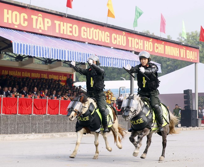 Chủ tịch nước v&agrave; Tổng thống M&ocirc;ng Cổ xem Cảnh s&aacute;t Kỵ binh tr&igrave;nh diễn v&otilde; thuật tr&ecirc;n lưng ngựa - Ảnh 7.