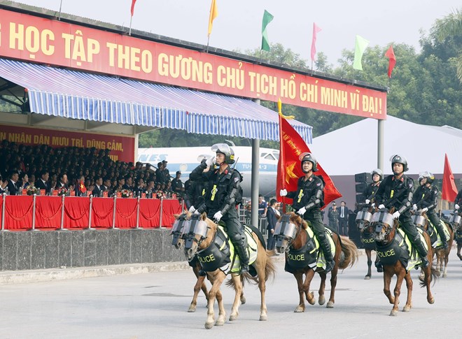 Chủ tịch nước và Tổng thống Mông Cổ xem Cảnh sát Kỵ binh trình diễn võ thuật trên lưng ngựa