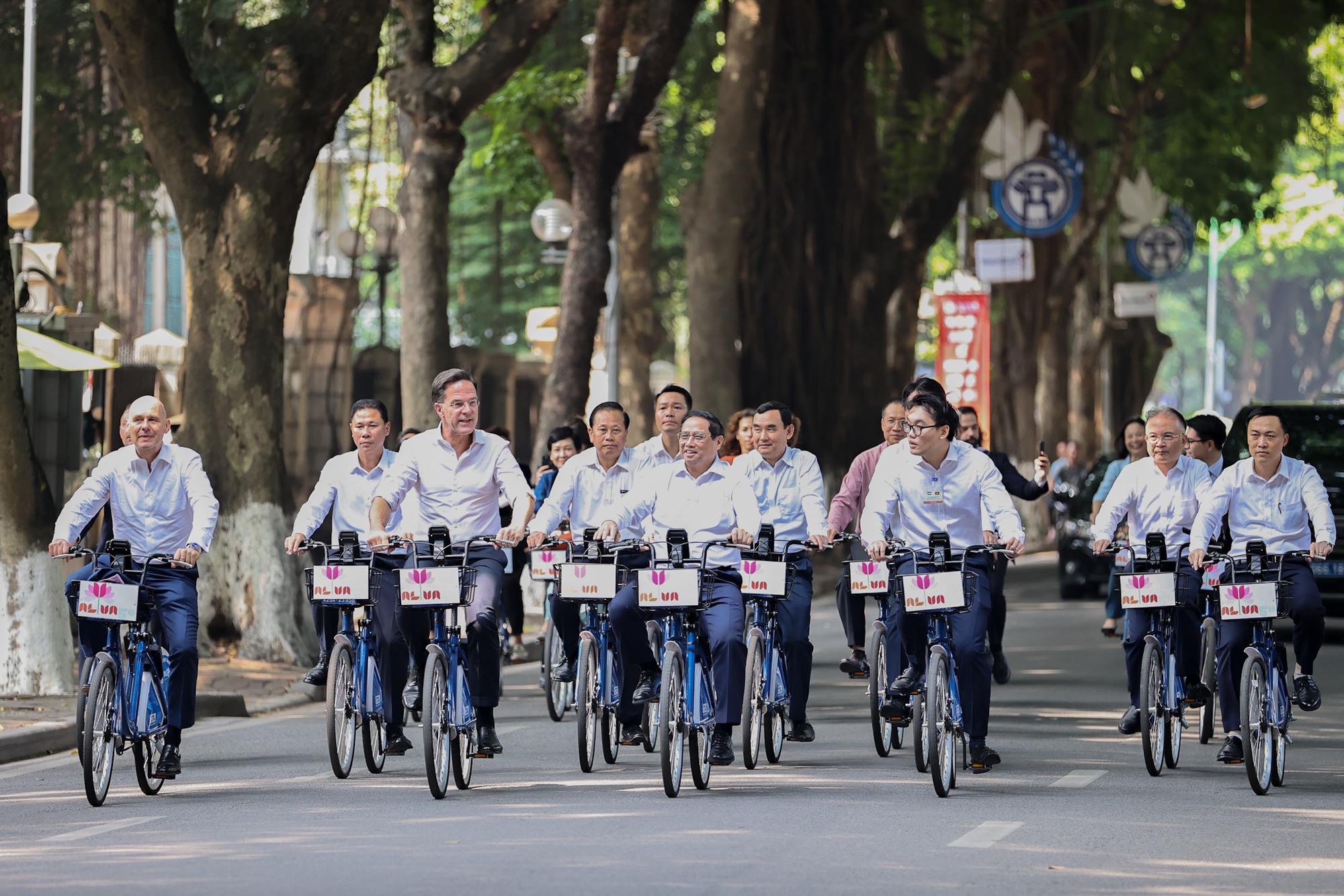 Thủ tướng Phạm Minh Ch&iacute;nh c&ugrave;ng Thủ tướng H&agrave; Lan đạp xe tr&ecirc;n phố H&agrave; Nội - Ảnh 10.