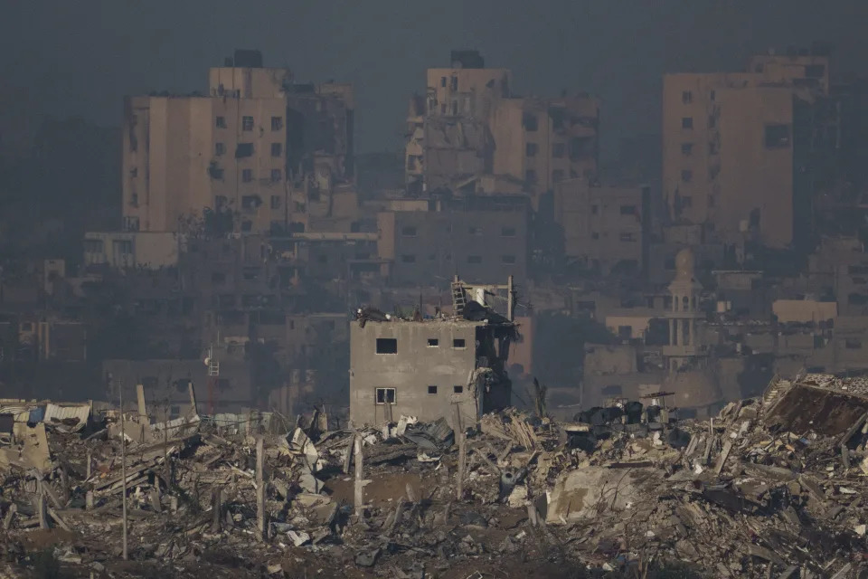Israel nhắm tiếp bệnh viện Gaza, Houthi khi&ecirc;u chiến tr&ecirc;n biển - Ảnh 2.