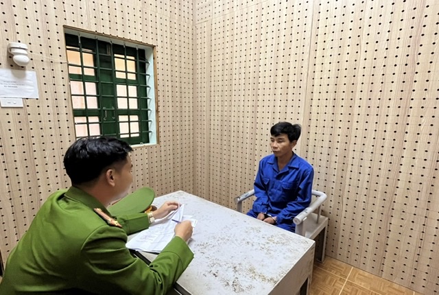 Bắt giam người đàn ông dùng máy cắt cỏ chống đối lực lượng CSGT