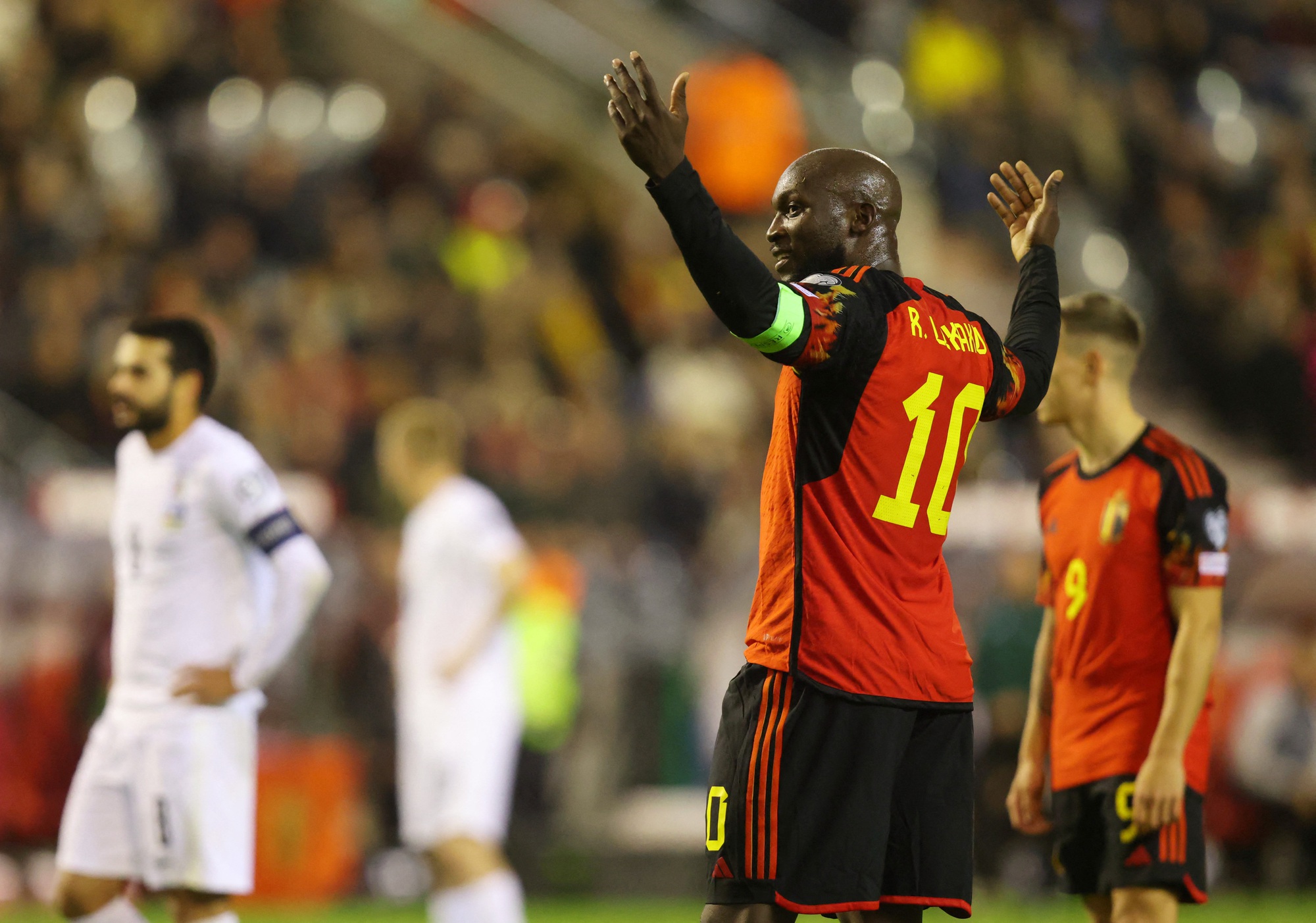 Lukaku bùng nổ ở vòng loại UERO 2024, fan Chelsea tranh luận dữ dội