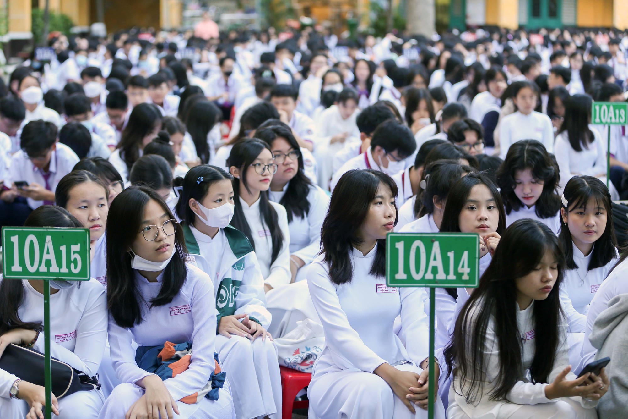 “Cười hết cỡ” trong ngày Nhà giáo Việt Nam - Ảnh 1.