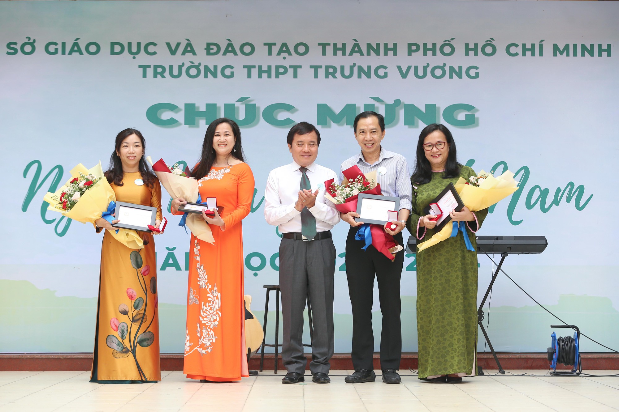 “Cười hết cỡ” trong ngày Nhà giáo Việt Nam - Ảnh 12.