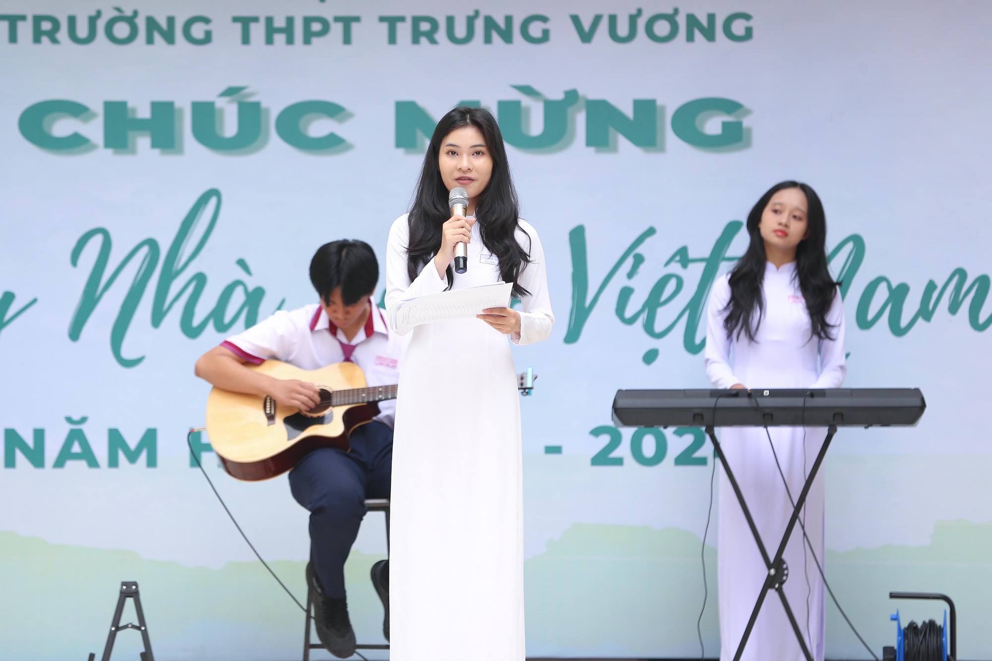 “Cười hết cỡ” trong ngày Nhà giáo Việt Nam - Ảnh 2.
