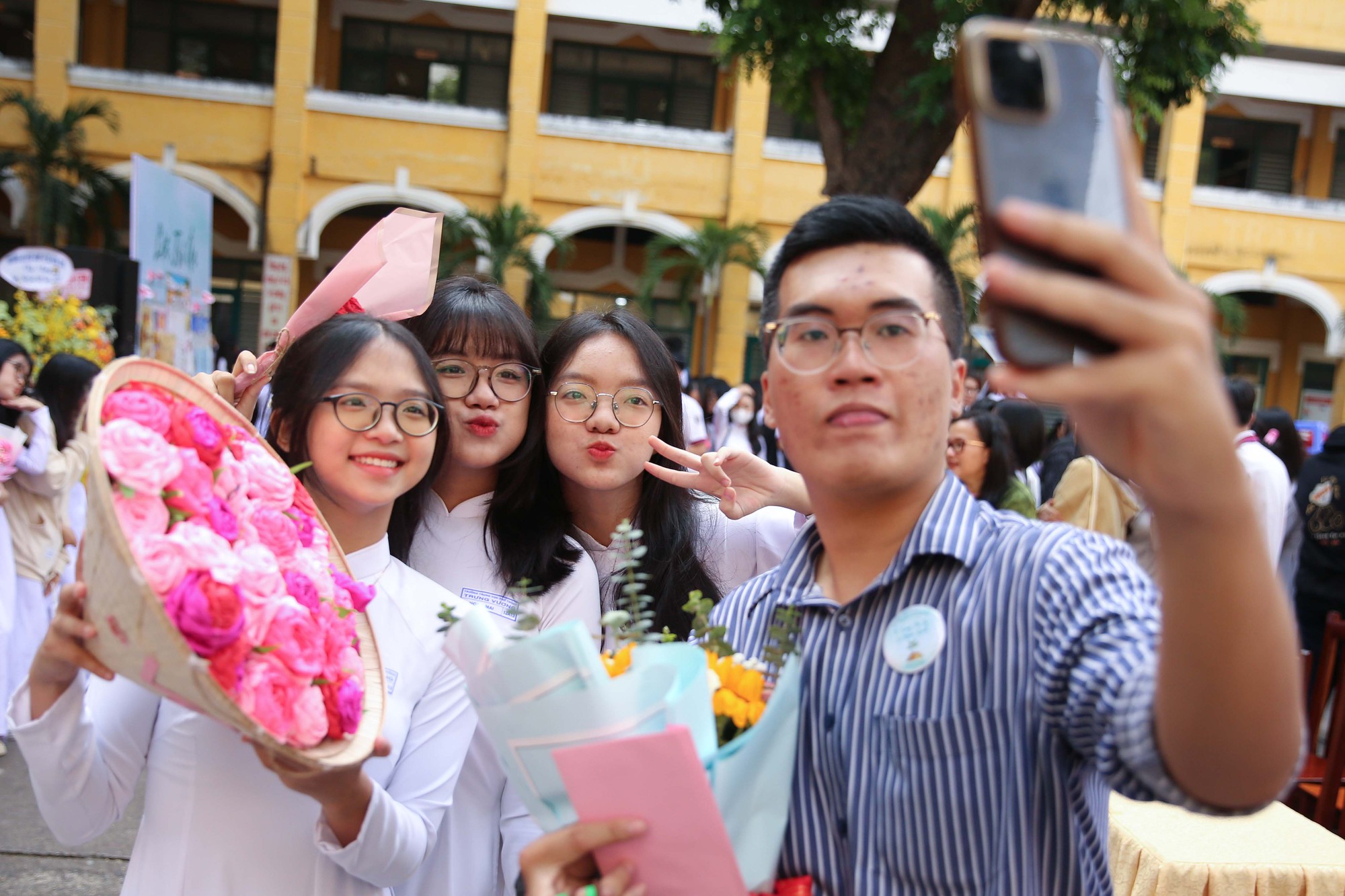 “Cười hết cỡ” trong ngày Nhà giáo Việt Nam - Ảnh 10.