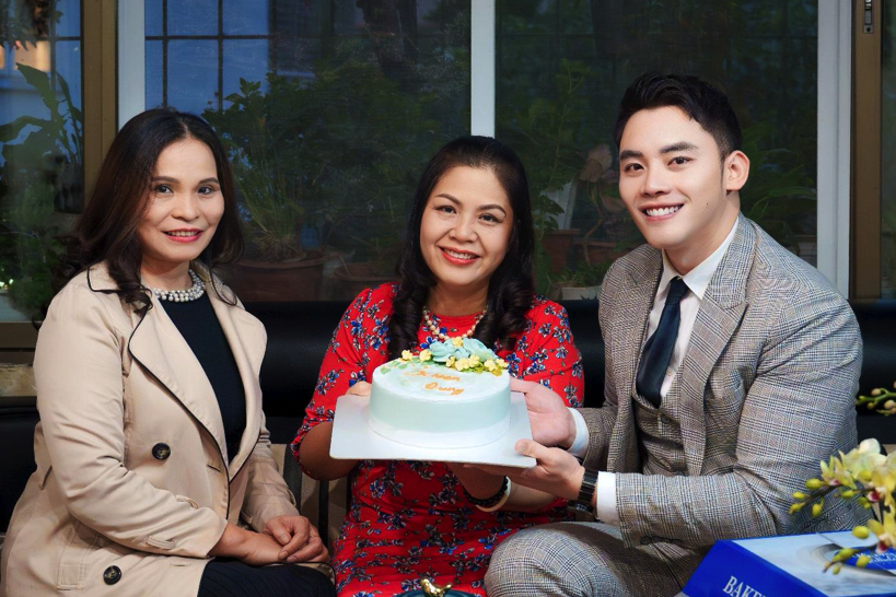 GenZ  th&iacute;ch th&uacute; với B&aacute;nh kem 1 chữ tặng thầy c&ocirc; ng&agrave;y 20-11 - Ảnh 1.