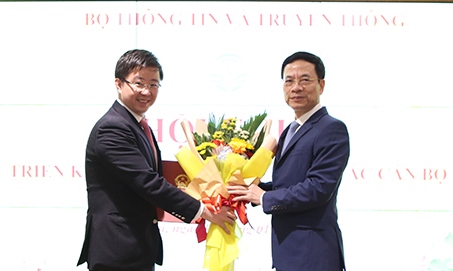 Bộ Th&ocirc;ng tin v&agrave; Truyền th&ocirc;ng c&oacute; t&acirc;n Thứ trưởng 40 tuổi - Ảnh 1.