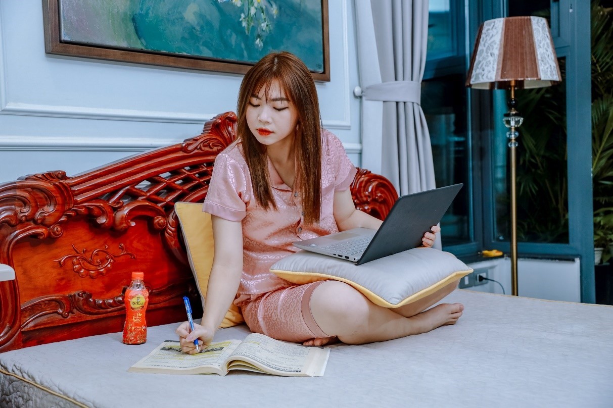 Sinh vi&ecirc;n quay cuồng với cơn n&oacute;ng trong người khi ng&agrave;y đi học, tối l&agrave;m th&ecirc;m, đ&ecirc;m chạy deadline thi cử - Ảnh 6.