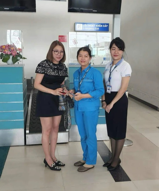 Nh&acirc;n vi&ecirc;n vệ sinh s&acirc;n bay trả lại kim cương hơn nửa tỉ đồng cho kh&aacute;ch - Ảnh 1.