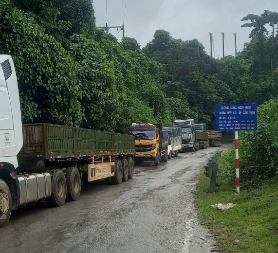 Xe chở quặng bauxite c&agrave;y n&aacute;t Quốc lộ 14D - Ảnh 1.