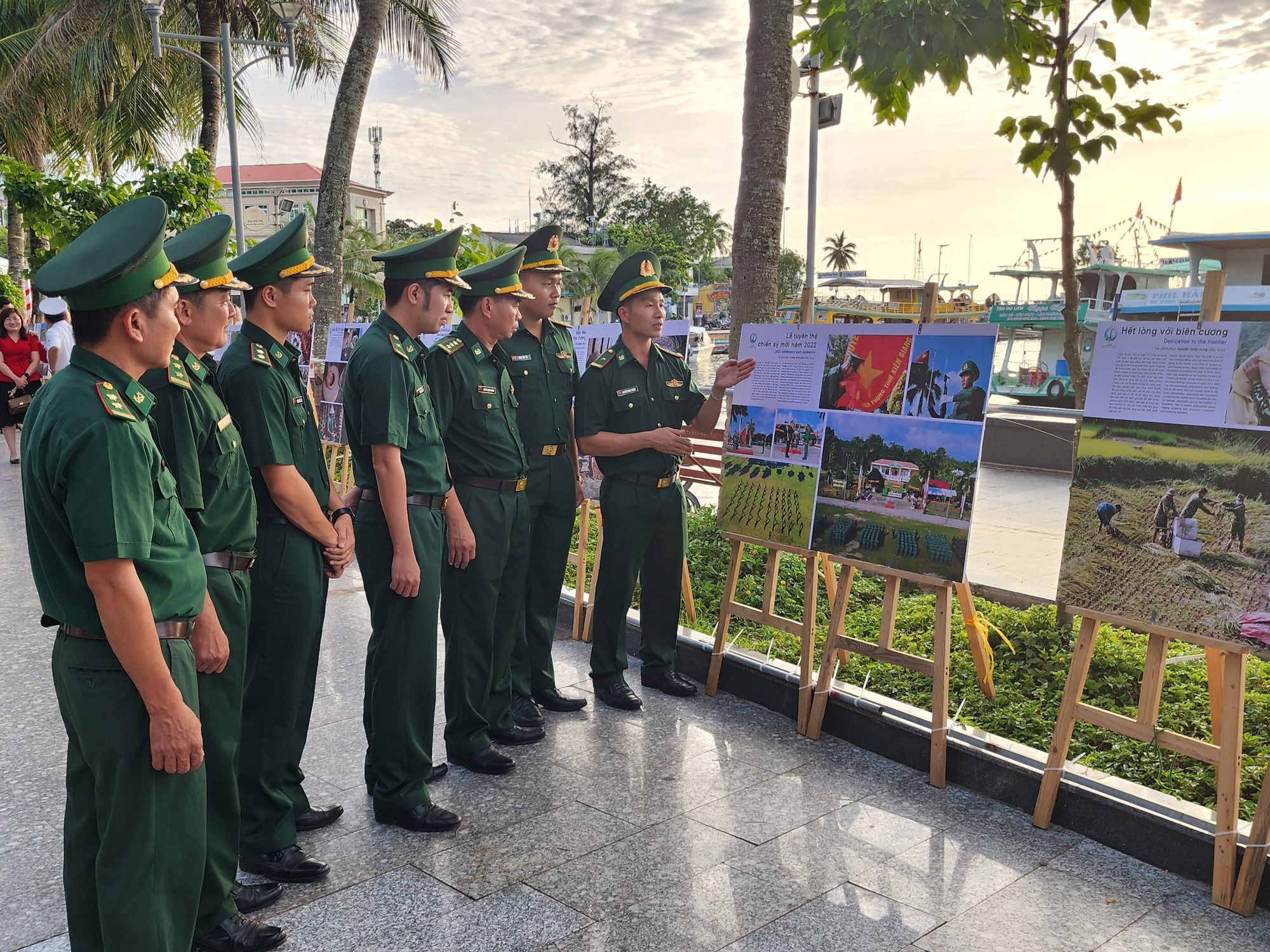 Triển lãm ảnh “Tự hào một dải biên cương” năm 2023 tại Phú Quốc - Ảnh 2.