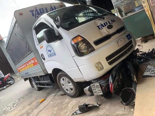 Xe tải tập lái cuốn xe máy vào gầm ở TP Biên Hoà