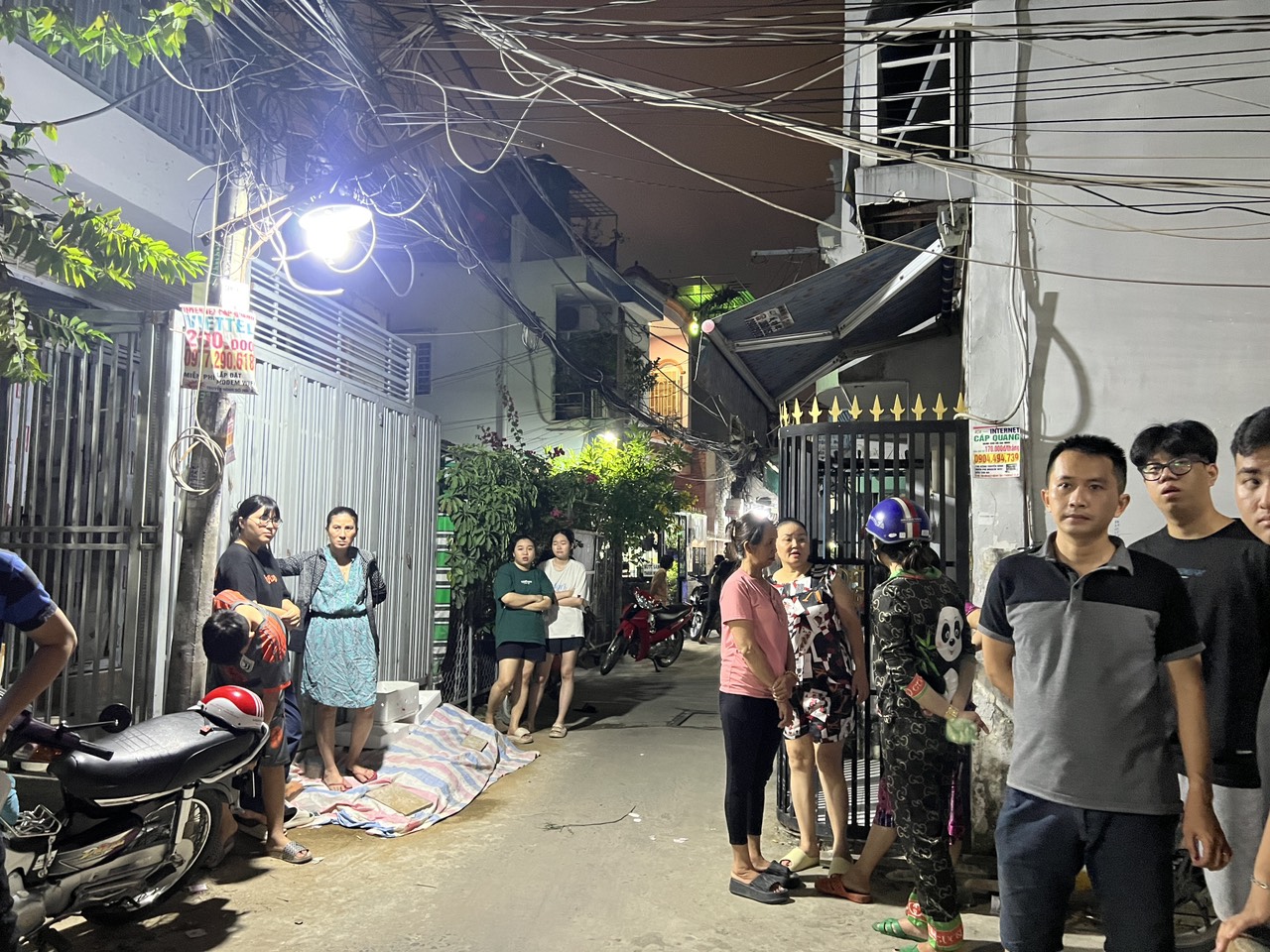 CLIP: Hàng xóm kể vụ nghi phóng hỏa khiến 3 người tử vong ở quận 8, TP HCM